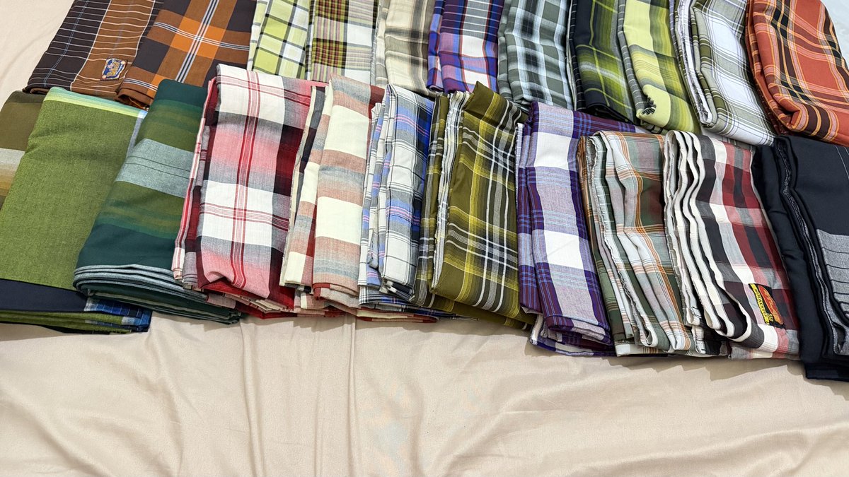 hobycuddle's tweet photo. Beres juga bongkar lemari, 
Yang minat sarung preloved DM,
kondisi jadul, halus, lembut, tipis 😍

Kalau mau detailnya boleh DM ya, thank you. https://t.co/wPeUahyOJV