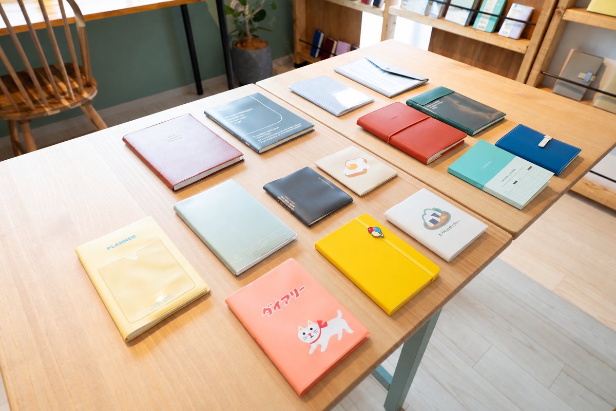 techo_atelier's tweet photo. HIGHTIDE さまよりサンプル品の提供を受け、手帳アトリエ 神楽坂店に展示しました。
HIGHTIDE DIARY 2027年版手帳を、実際に手に取ってご覧いただけます。
お好きな筆記具で、自由に試し書きもお楽しみいただけます。
ぜひ手帳アトリエでゆっくり試してみてください✨
#手帳アトリエ #HIGHTIDE #ハイタイド #2027年手帳