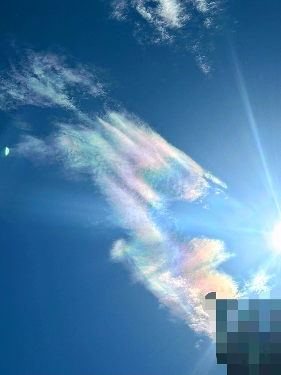 N1ngen_love's tweet photo. 雲が虹色じゃ！！！！！！！
これが噂の彩雲ってやつかの！？
お主らにいいことがありますように！！
ついでにわしにも！！！ https://t.co/PeKjeW7Sig