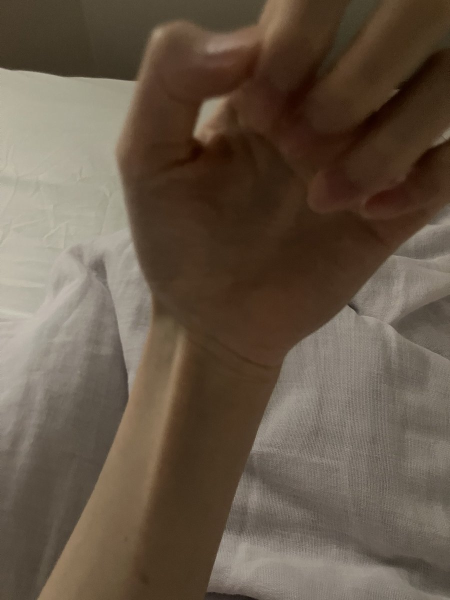 Mtf4Po's tweet photo. いつまで経っても病気に縛られて治せない自分。お母さんもお父さんも、子どもの頃はこんな自分を心配してくれたけど、このまま大人になっても治せなかったら、いつか捨てられるんじゃないかってこわい。 https://t.co/SJWXUCRAJx