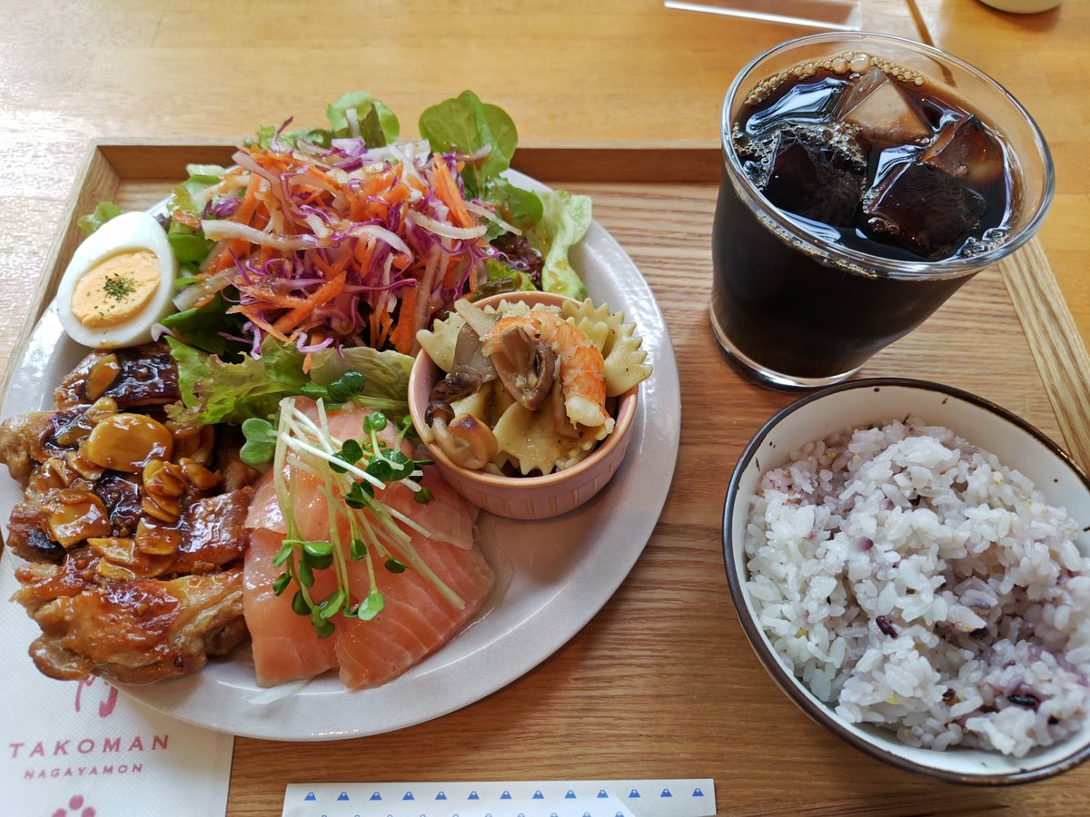 chiko4aki7's tweet photo. たこまん長屋門でランチ🍴

選べるデリセット🤤
メイン2種から1種、デリ6種＋季節のデリ2種の中から2種、ライス・パン、ドリンクを選べます。

・メインはガーリックチキン
・デリ2種は、キノコとえびのジェノベーゼと、くぬぎ鱒のカルパッチョ
・ライスは十五穀米
・ドリンクはアイスコーヒー
を選択 https://t.co/e4YwHj1HuV