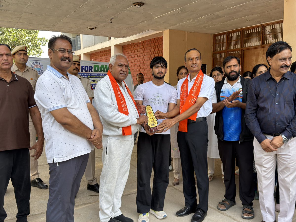 omprakashmla's tweet photo. आज DAV PUBLIC SCHOOL & DAV POLICE PUBLIC SCHOOL,नारनौल द्वारा आयोजित “Run for DAV” मैराथन में बतौर मुख्य अतिथि सहभागिता कर विद्यार्थियों, शिक्षकों एवं नागरिकों का उत्साह वर्��न किया!
#RunForDAV #Narnaul #FitnessForAll #HealthyIndia #MLSDAV #YouthPower #HarGharTiranga 🇮🇳🏃♂️🏃♀️ https://t.co/yXs9JI1fFa