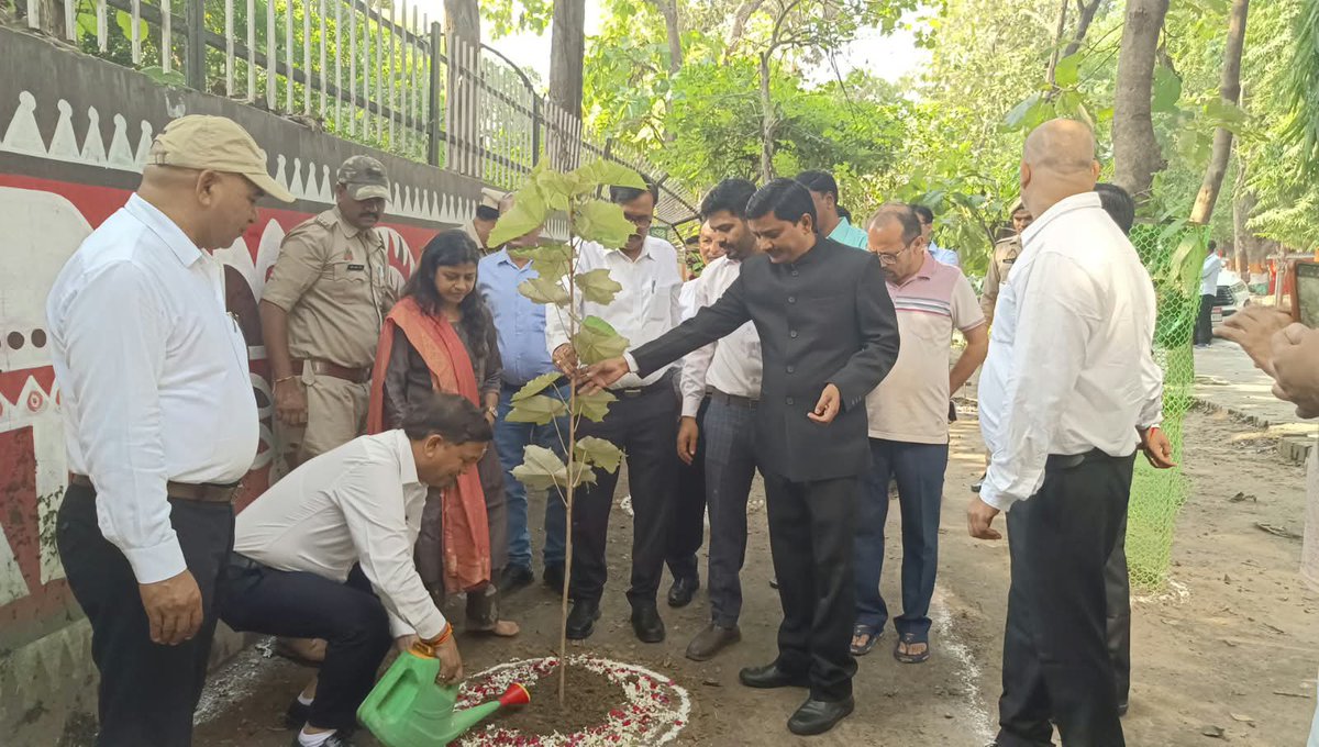 dmgonda2's tweet photo. गांधी जयन्ती के अवसर पर कलेक्ट्रेट परिसर में पौधरोपण किया गया।
#गांधी_जयन्ती
#पौधारोपण
#गोण्डा_उत्तर_प्रदेश https://t.co/GGSbZadvUq