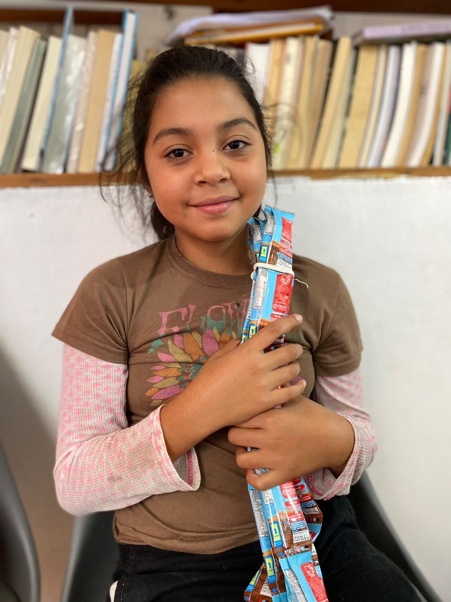 fiaheisenberg's tweet photo. No se entiende cómo hemos llegado al punto en el que dejan el cuerpo de una niña a la orilla de la carretera y no estamos de cabeza buscando culpables.

Kimberly Dayana Hernández Alvarenga, de 14 años, de Alta Lomas, Pastores, fue localizada sin vida en la ruta que comunica a San Miguel Dueñas, con San José Calderas, Chimaltenango.

Una infancia difícil que solo se sintió en alivio cuando gente como @melousky le enseñó de amor y cuidados. 

En este país algo tiene que cambiar o de verdad mejor extinguirse.