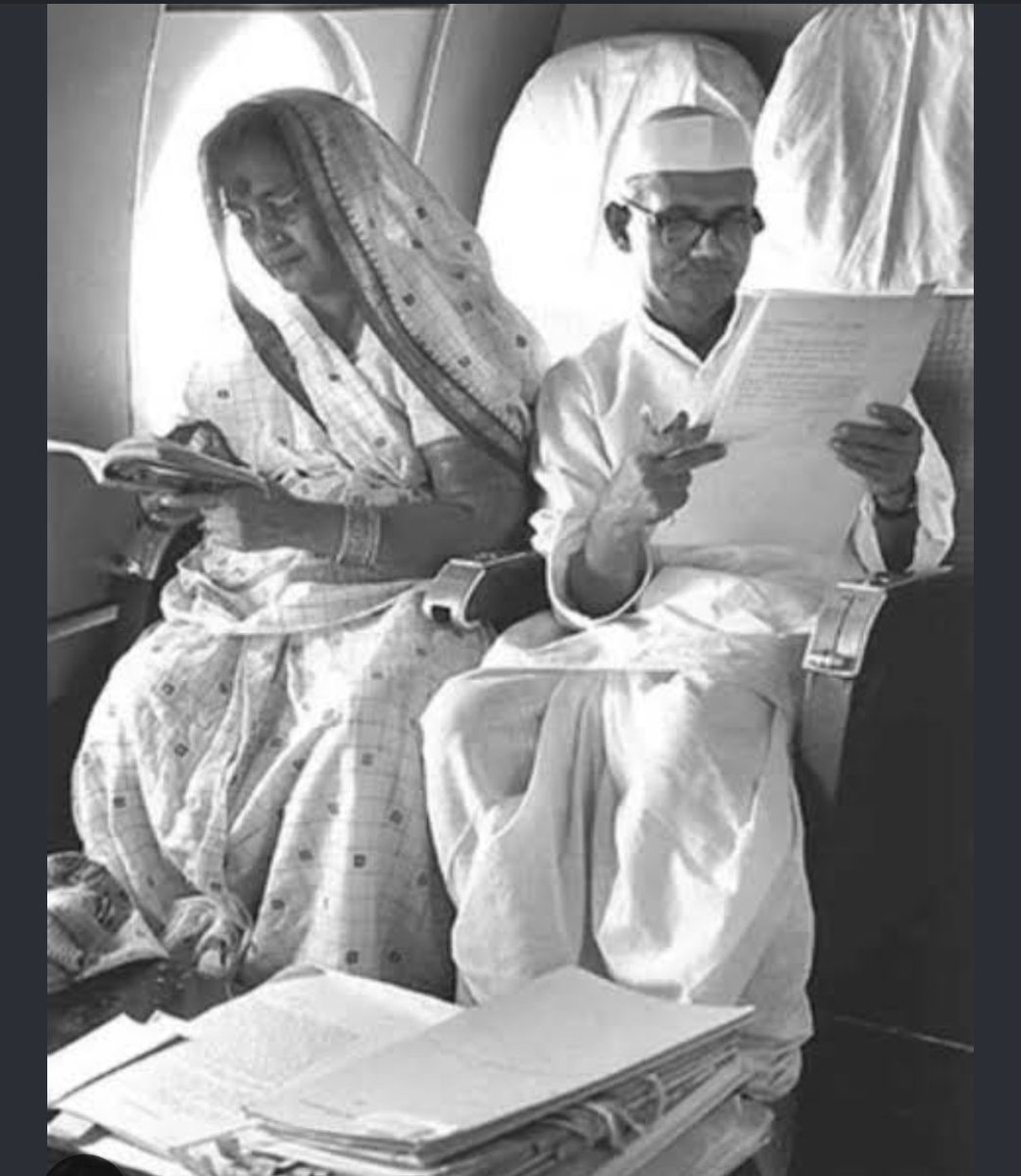 write2divya's tweet photo. सादगी से भरा जीवन, कर्तव्य के प्रति समर्पण और राष्ट्रसेवा को सर्वोच्च मानने वाले लाल बहादुर शास्त्री जी की जयंती पर उन्हें शत्-शत् नमन। 🙏
यह तस्वीर उस दौर की याद दिलाती है, जब सार्वजनिक जीवन में दिखावे से अधिक सादगी और पद से अधिक जिम्मेदारी मायने रखती थी।
शास्त्री जी का जीवन आज भी यही संदेश देता है...
महान बनने के लिए बड़ा पद नहीं, बड़ा चरित्र चाहिए।
🇮🇳 जय जवान, जय किसान।
शास्त्री जी को कोटि-कोटि नमन।🙏