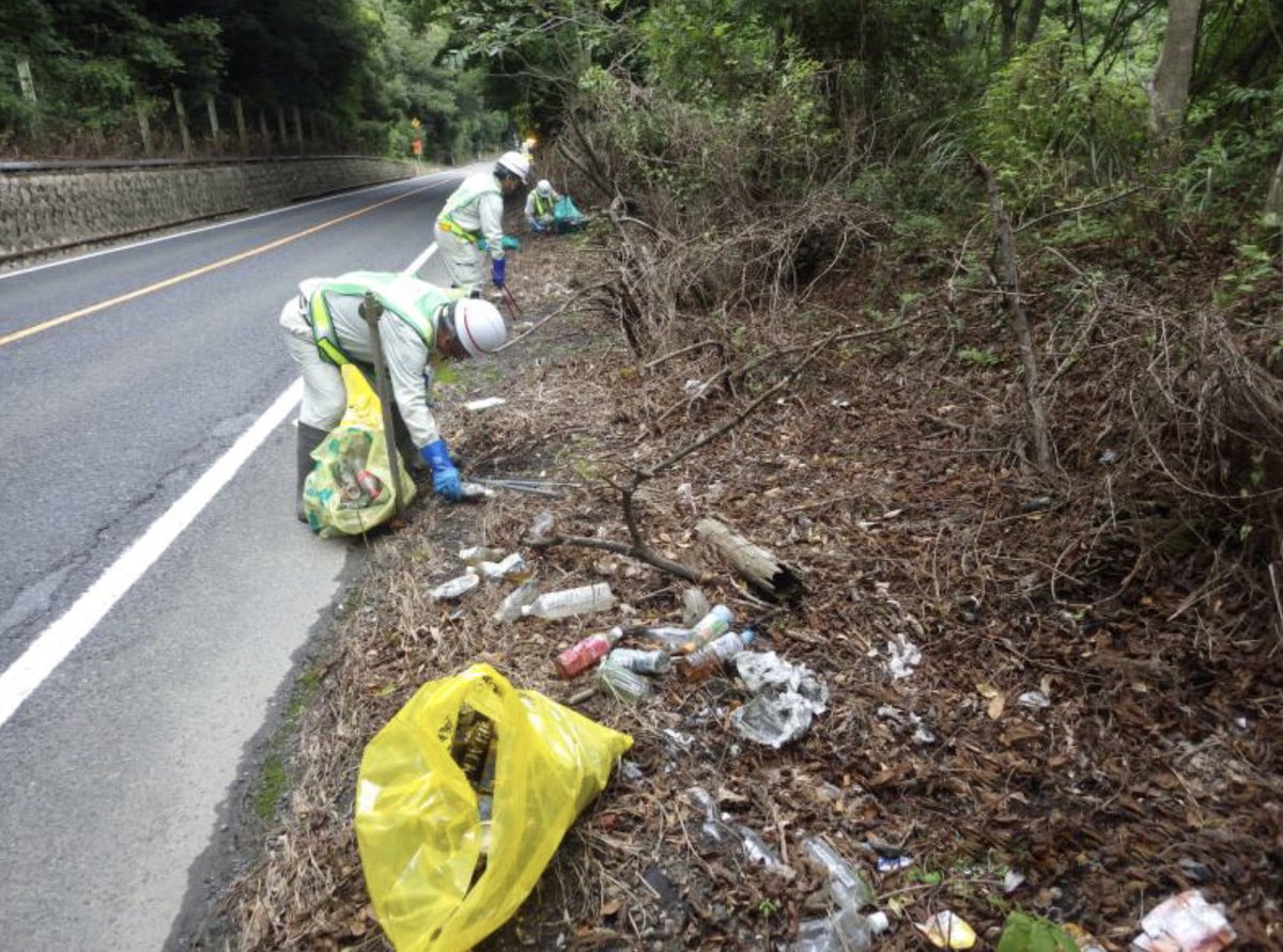 mlit_fukui's tweet photo. 【道路はゴミ捨て場ではありません】
道路敷地へのゴミの不法投棄が後を絶たず、中には走行中に道路上へポイ捨てする悪質なドライバーなど一部の道路利用者のマナーが問題になっています。一人一人の心がけが道路環境の改善や管理費用の削減に繋がります。ご理解をお願いします。
#ポイ捨て #不法投棄 https://t.co/n5S2ZcGcD7