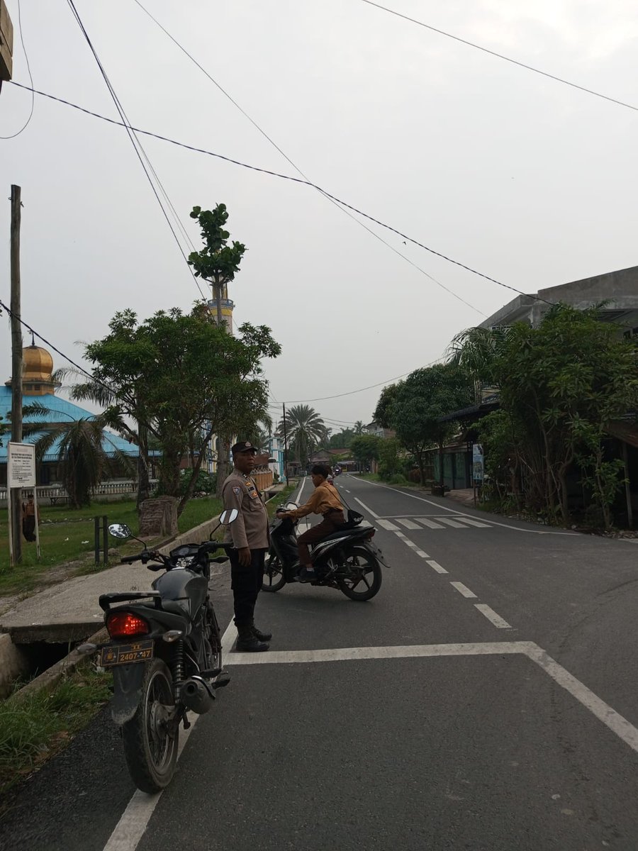 TanjungHumas's tweet photo. Personil Polsek Tanjung Beringin Melaksanakan giat gatur padat pagi Untuk Menciptakan Rasa Aman Dalam Berlalu Lintas , Baik Pejalan Kaki Ataupun Pengendara Sepeda Motor di Wilkum Polsek Tanjung Beringin. https://t.co/wN2kBzoonx