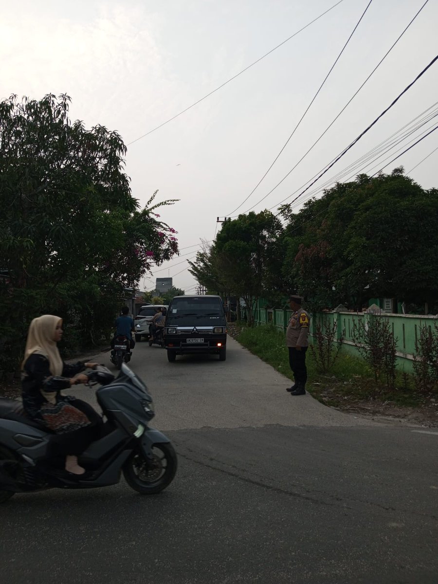 TanjungHumas's tweet photo. Personil Polsek Tanjung Beringin Melaksanakan giat gatur padat pagi Untuk Menciptakan Rasa Aman Dalam Berlalu Lintas , Baik Pejalan Kaki Ataupun Pengendara Sepeda Motor di Wilkum Polsek Tanjung Beringin. https://t.co/wN2kBzoonx
