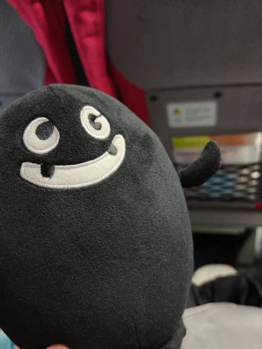 omochi07C_G's tweet photo. 名古屋向かうよ〜🚌
向こうは気づいてないと思うけど、隣の席の人もサイダガグッズ持ってるのが見えてしまった🫣
物販17時ちょうど頃に到着の予定だから買いたいグッズ全部買えるといいな🫶 https://t.co/6ZnnUUZ5NP