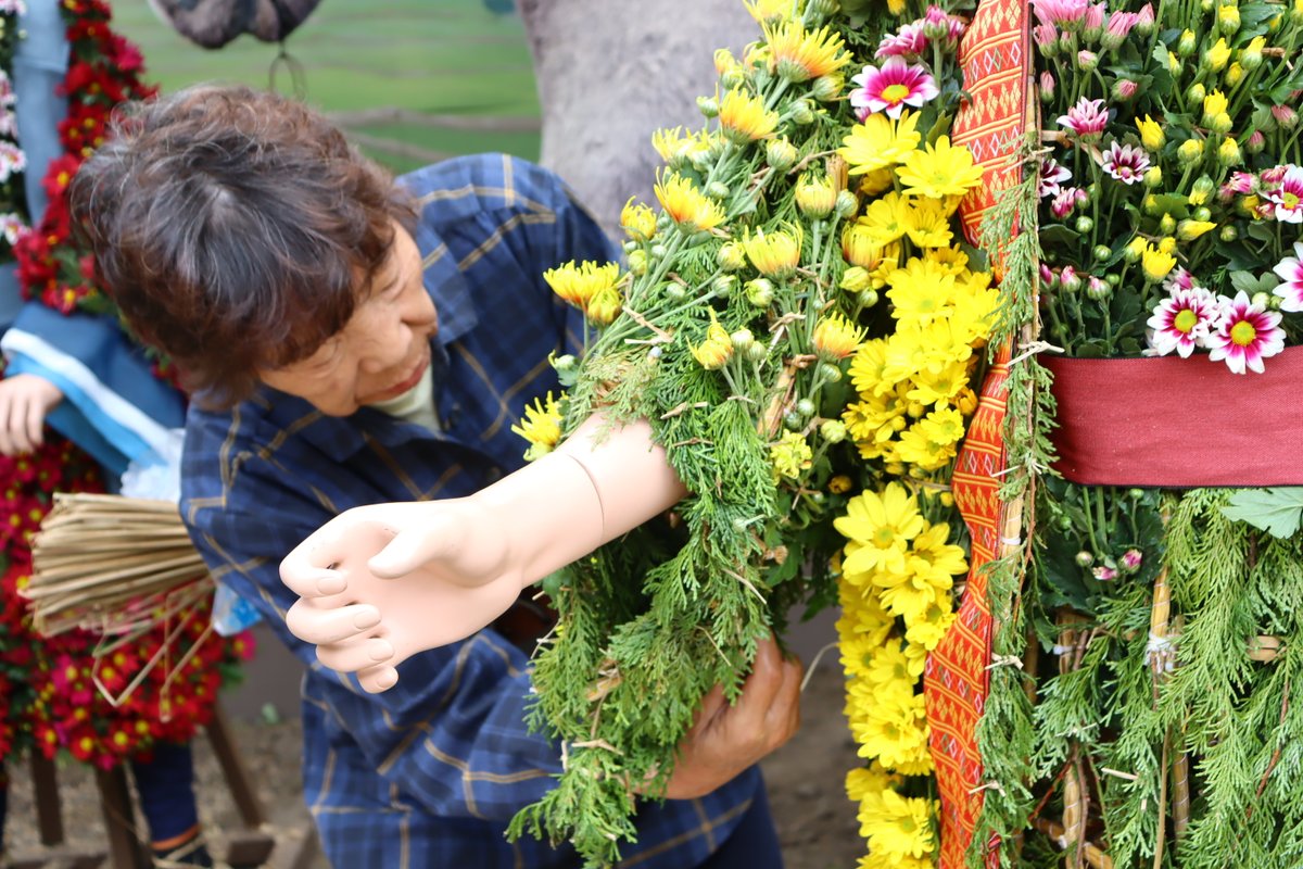 NihonmatsuCity's tweet photo. ◆#二本松の菊人形 を支える「#菊師」の技術②◆
花の見せ方､水やりなどお手入れのしやすさも考えながら､色合いや茎の長さ､硬さもさまざまな菊を素敵に着付けていきます✨#菊人形 をご覧の際は､職人たちの技術にもぜひ注目してみてください✨
#二本松市 #秋
取材:秘書広報係 ℡0243(55)5096 https://t.co/DPPhIDtqnI