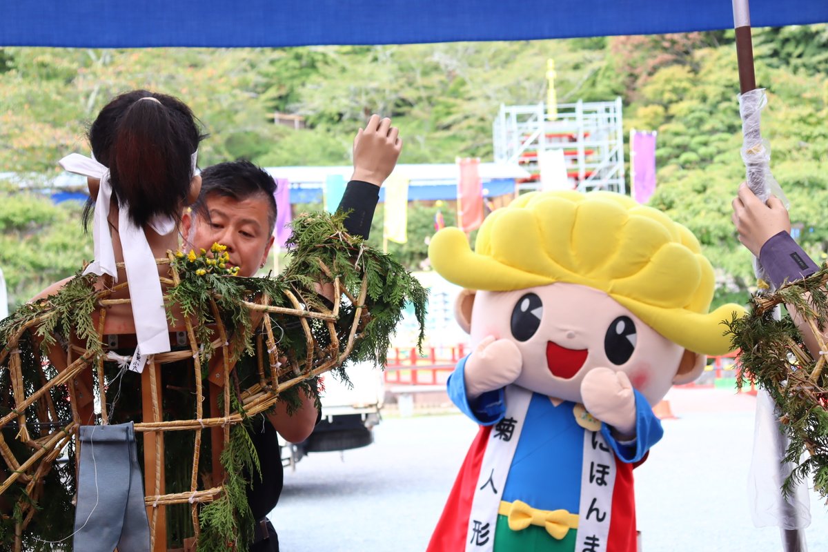 NihonmatsuCity's tweet photo. ◆#二本松の菊人形 を支える「#菊師」の技術②◆
花の見せ方､水やりなどお手入れのしやすさも考えながら､色合いや茎の長さ､硬さもさまざまな菊を素敵に着付けていきます✨#菊人形 をご覧の際は､職人たちの技術にもぜひ注目してみてください✨
#二本松市 #秋
取材:秘書広報係 ℡0243(55)5096 https://t.co/DPPhIDtqnI