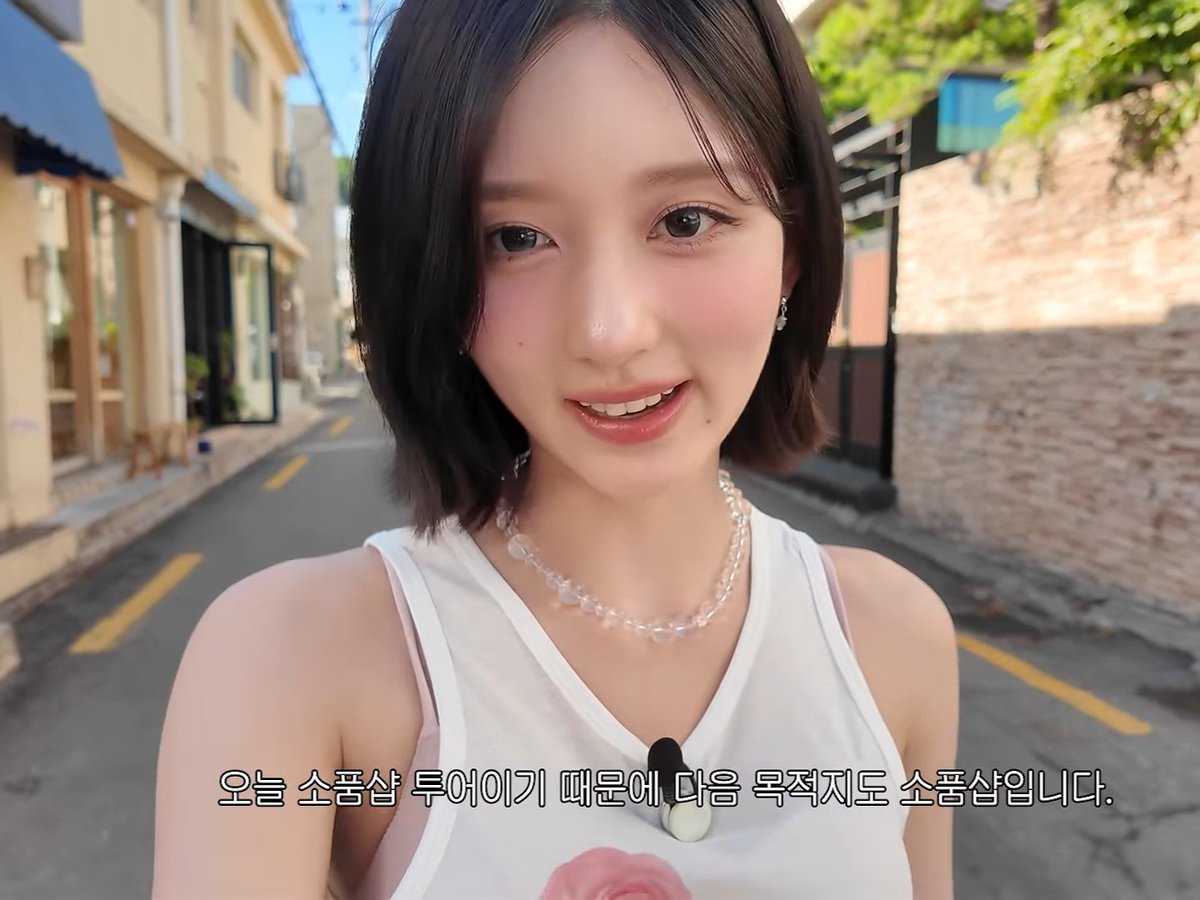 gaeulxvr's tweet photo. your daily tiny gaeul giggle to boost your serotonin levels <3 https://t.co/bLRtupzRZL