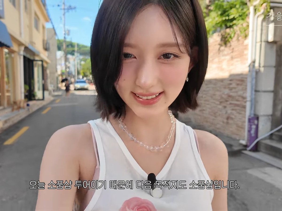 gaeulxvr's tweet photo. your daily tiny gaeul giggle to boost your serotonin levels <3 https://t.co/bLRtupzRZL