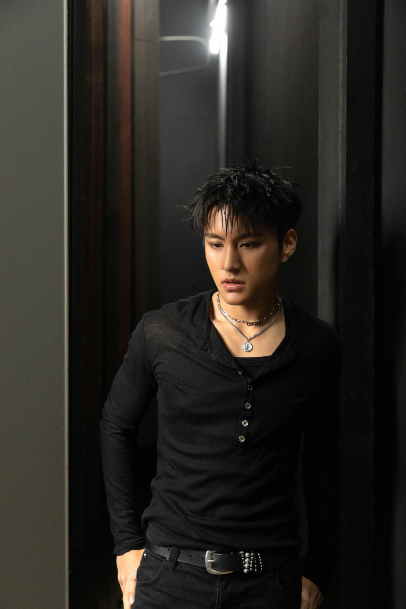 webstarupdate's tweet photo. ก้าวอีกขั้น “บูม สหรัฐ” โชว์สกิลแต่งเพลง!!
ถ่ายทอดความรู้สึก ลงซิงเกิลใหม่ “แอบรัก (unsaid)”

#แอบรักBoomSaharat #แอบรัก #UNSAID #BOOMSAHARAT #onemusic

ก้าวขึ้นมาอีกหนึ่งสเต็ปในฐานะศิลปิน ของหนุ่มเสียงดี “บูม สหรัฐ” ที่มาพร้อมกับซิงเกิลใหม่ ที่เป็นตัวแทนของคนแอบรัก และอาจมีโมเมนต์เหงา ๆ แต่ไม่มีเศร้าผ่าน Comeback Single “แอบรัก (unsaid)” บทเพลงที่ถ่ายทอดความรู้สึกของคนที่มีใครบางคนอยู่เต็มหัวใจ ทั้งคิดถึง เป็นห่วง หวง และอยากดูแลเขาอยู่เสมอ แต่ยังไม่กล้าพูดความจริงออกไปตรง ๆ มาในแนว R&B POP ผสมกลิ่นอาย 90s เข้ามาสร้างสีสัน พร้อม BEAT หวาน ๆ ที่ช่วยเติมบรรยากาศให้เพลงมีความสวีตและสดใส ถ่ายทอดความรู้สึกของการแอบรักแบบ Happy Crush ที่ฟังแล้วชวนยิ้ม โดยมีเสน่ห์ที่เป็นท่อน HOOK ติดหู และท่อน AD LIB ที่ช่วยเพิ่มสีสันและอารมณ์มากยิ่งขึ้น โดย บูม มีส่วนร่วมในทุกกระบวนการสำคัญ ทั้งลงมือแต่งทั้งเนื้อร้องและทำนองด้วยตัวเอง พร้อมนั่งแท่น Co-Producer เพื่อถ่ายทอดมุมมองและตัวตนของเขาลงไปในบทเพลงอย่างเต็มที่ เพลงนี้จึงไม่ได้เป็นเพียงเพลงรักหวาน ๆ แต่เป็นเหมือน เสียงของความในใจที่ไม่เคยถูกพูดออกมา บวกกับการถ่ายทอดของบูมที่เน้นความเป็นธรรมชาติ ถือเป็นเพลงที่สะท้อนตัวตนและมุมมองทางดนตรีของ บูม สหรัฐ ได้อย่างชัดเจน

ซึ่ง “บูม สหรัฐ” ได้เผยความรู้สึกว่า “ก่อนหน้านี้ผมมีโอกาสได้นำเพลงนี้ไปโชว์ให้ทุกคนได้ฟังกันก่อนที่จะปล่อยอย่างเป็นทางการ ถึง 2 งานใหญ่ รู้สึกตื่นเต้นมาก ๆ เลยครับ เข้าใจว่าเป็นเพลงใหม่และหลาย ๆ คนก็ยังร้องตามไม่ได้ แต่ทุกคนก็ยังรอฟัง ขอขอบคุณทุกคนมาก ๆ เลยนะครับ สำหรับเพลงนี้ผมตั้งใจทำมาก ๆ ทั้งแต่งเอง ร้องเองและอยากถ่ายทอดโมเมนต์ของเพลงออกไปให้เข้าถึงคนฟังให้มากที่สุด จุดเริ่มต้นคืออยากทำเพลงสไตล์รักข้างเดียว ที่ก็ไม่รู้ว่าความรักนั้นจะสมหวังหรือไม่? เลยลองคิดถึงความรักหลาย ๆ รูปแบบ ซึ่งการแอบรักก็น่าสนใจดีนะ เลยลองเขียนเนื้อเพลงออกมา แล้วลองนำไปให้พี่ ๆ ทีม One Music ฟัง ซึ่งก็มีปรับแก้กันนิดหน่อย จนออกมาเป็นเวอร์ชั่นที่ได้ฟังกันครับ อยากให้ทุกคนลองฟังอีกหนึ่งผลงานเพลงจากผม บูม สหรัฐนะครับ รวมถึงเร็ว ๆ นี้จะมี MV มาให้ได้ชมกัน ไม่นานเกินรอครับ (ยิ้ม)”

สามารถรับฟังเพลง “แอบรัก (unsaid)” จาก บูม สหรัฐ ได้แล้ววันนี้ ทุก Streaming Platforms รวมถึงติดตามความเคลื่อนไหวของศิลปินได้ทุกช่องทาง Social Media ของ One Music