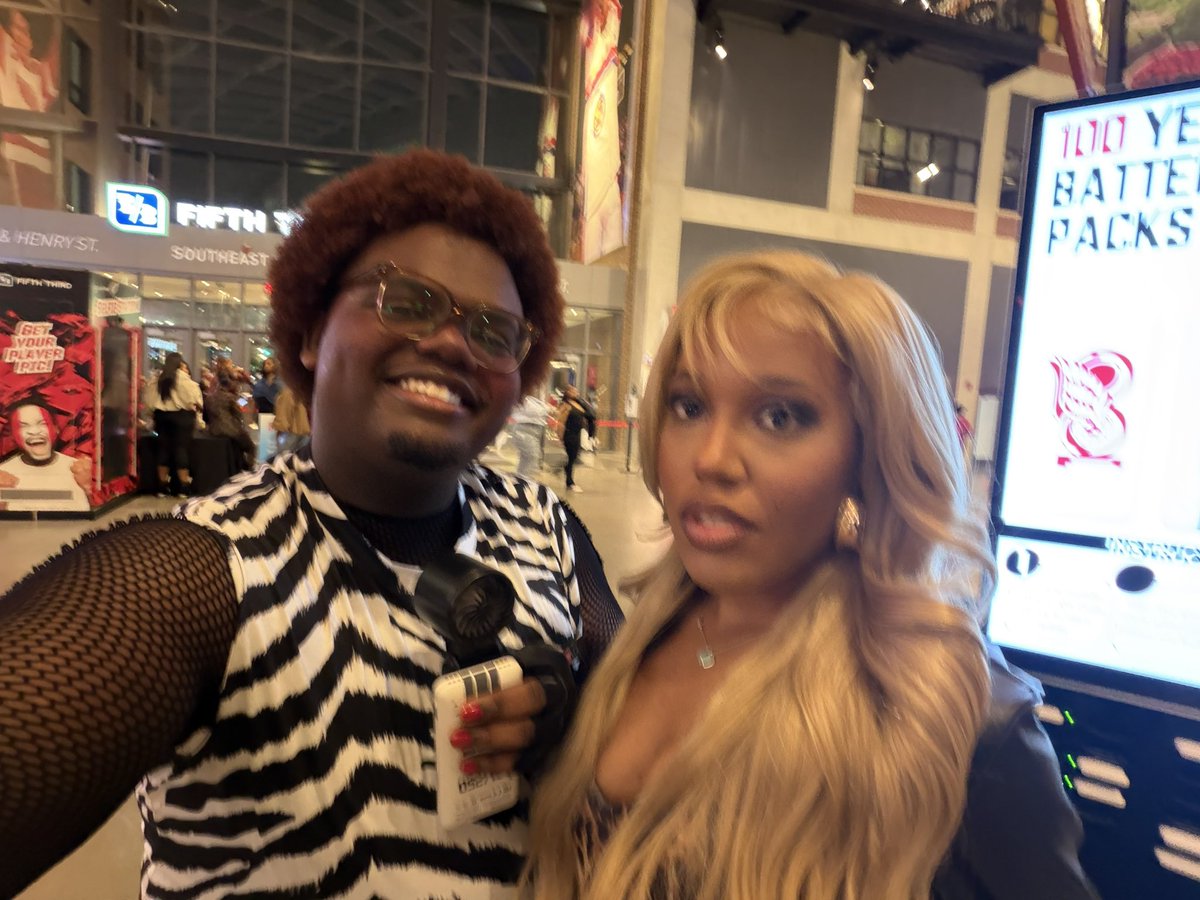 imaginegro's tweet photo. Two angels reunite @106andstevie https://t.co/0jJwnMiqbV