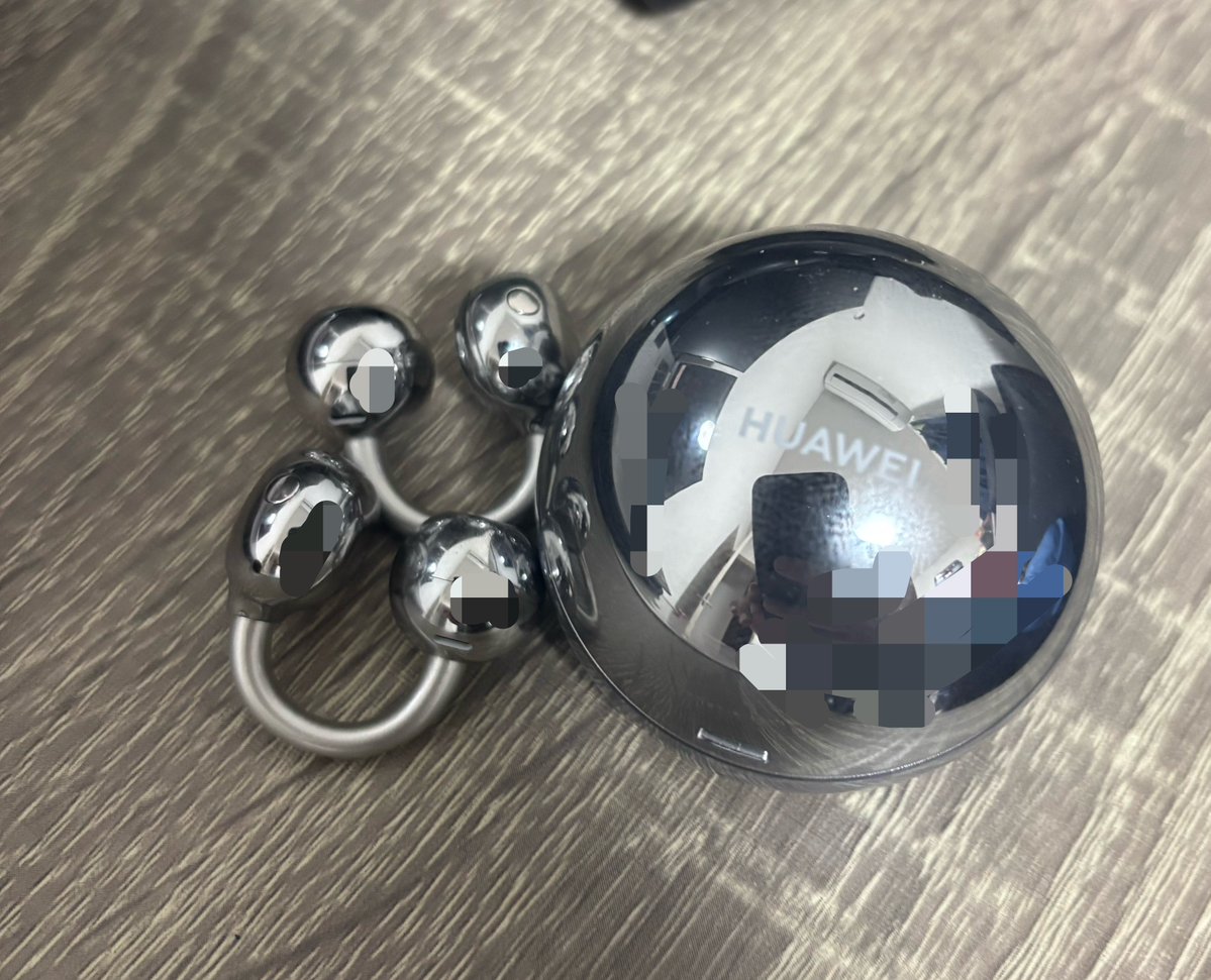 baked_copperJUN's tweet photo. 新しいイヤホンきた！
予定よりめちゃめちゃ早かった！
めっちゃギラギラ過ぎて顔が写るけど
使用感は想定以上！ https://t.co/vMsZ9SQhy6