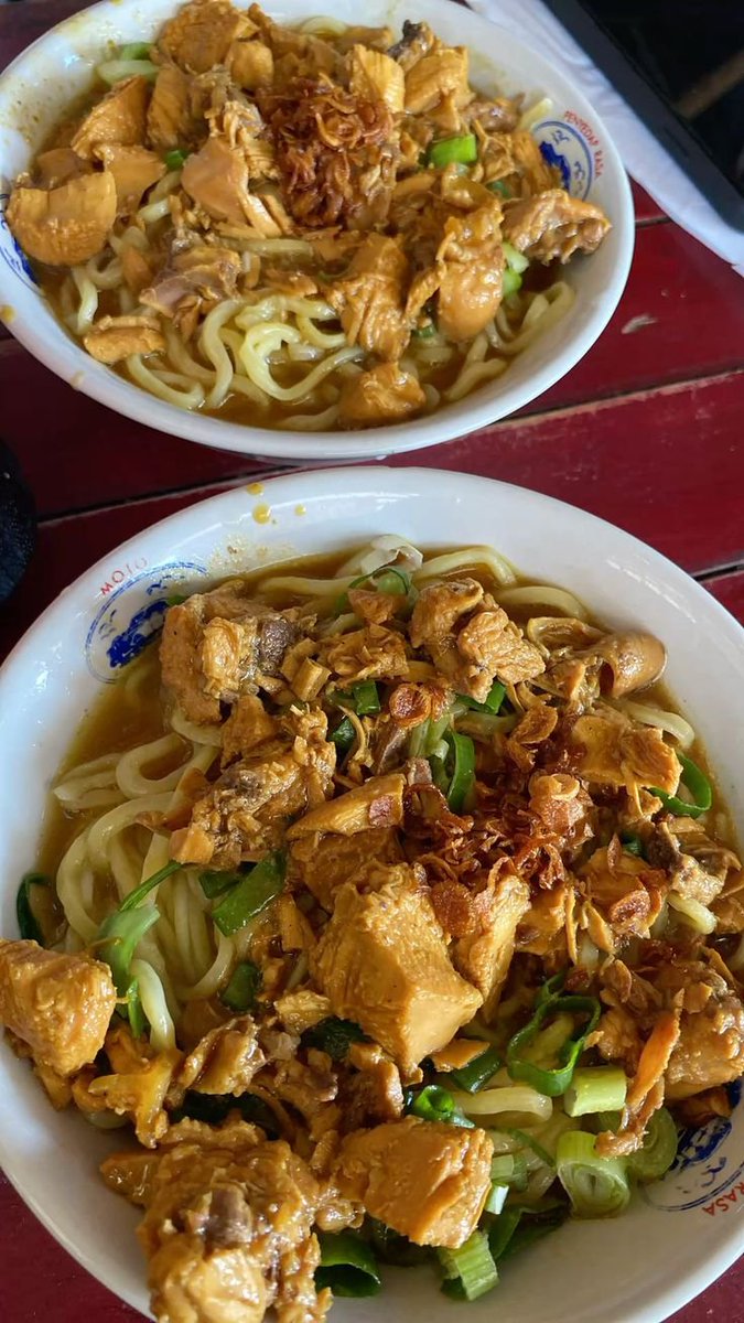 nenden_15's tweet photo. Siang ini enaknya maksi sama mie ayam atau gacoan ya? 🤤 https://t.co/m8GLDug8tC