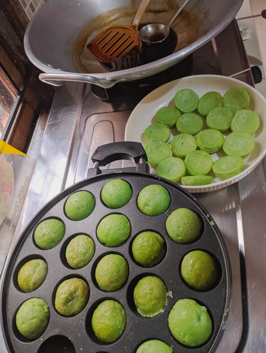 FoolishMars's tweet photo. mamak lagi buat serabi tapi cuma sampai setengah lingkaran
"jagakan nak, sholat dulu mama"

free will membuat takoyaki pandan https://t.co/XcdNNYbylr