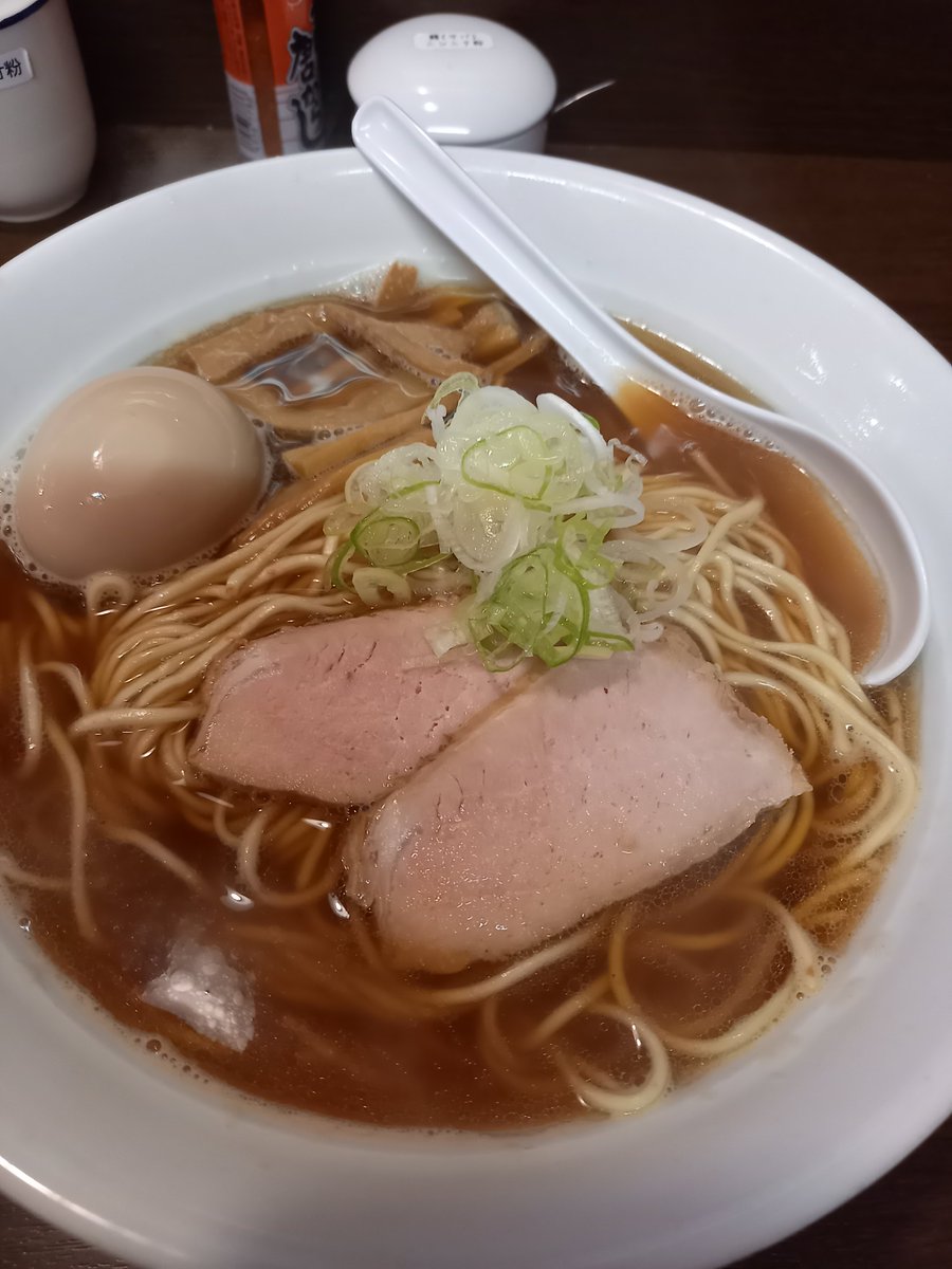 ryoukamimura's tweet photo. 7年ぶりのラーメン木曜日。500円はさすがに700円になってたけど煮干し強くて美味かった。 #ラーメン木曜日 https://t.co/VvM0Y2ngvJ