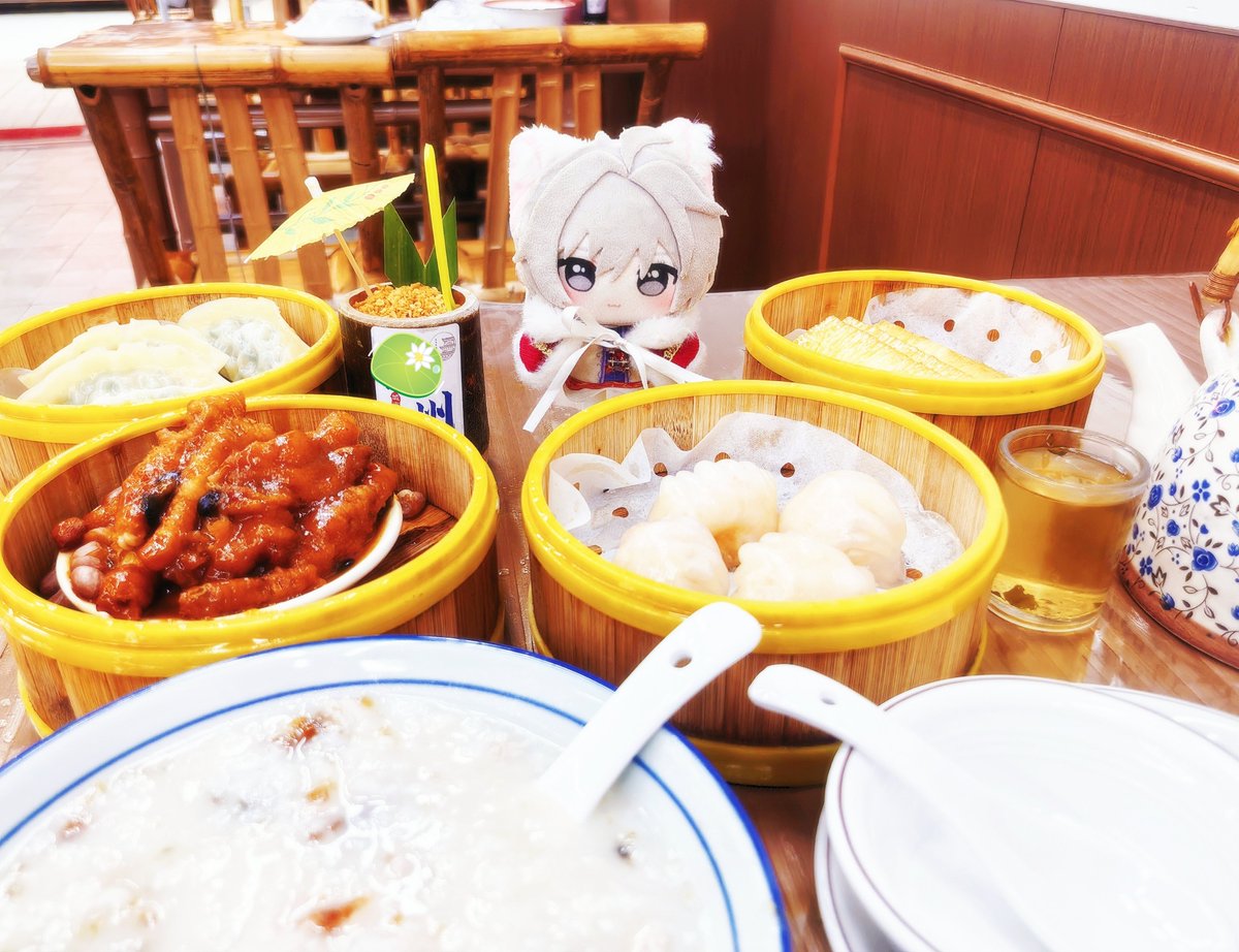 Qingyexue's tweet photo. 休息日早茶起不来💤
所以带着我CP去喝午茶啦(　ﾟ∀ﾟ) ﾉ🍵
我乔真好看嘿嘿嘿(˵>ㅿ<˵)♡
主要是想吃豆浆油条珍珠冰，还送了竹筒椰子冻，竹筒和小伞可以打包带走的，好耶，这种小伞我小时候喝茶吃点心最喜欢玩这个了❤️ฅ(*´ω｀*)
＃美食 ＃棉花娃娃 https://t.co/OvAKbic0WO
