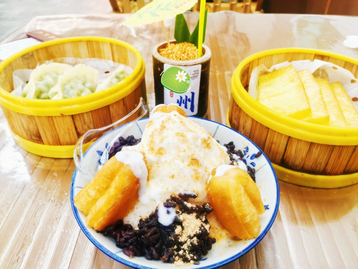 Qingyexue's tweet photo. 休息日早茶起不来💤
所以带着我CP去喝午茶啦(　ﾟ∀ﾟ) ﾉ🍵
我乔真好看嘿嘿嘿(˵>ㅿ<˵)♡
主要是想吃豆浆油条珍珠冰，还送了竹筒椰子冻，竹筒和小伞可以打包带走的，好耶，这种小伞我小时候喝茶吃点心最喜欢玩这个了❤️ฅ(*´ω｀*)
＃美食 ＃棉花娃娃 https://t.co/OvAKbic0WO