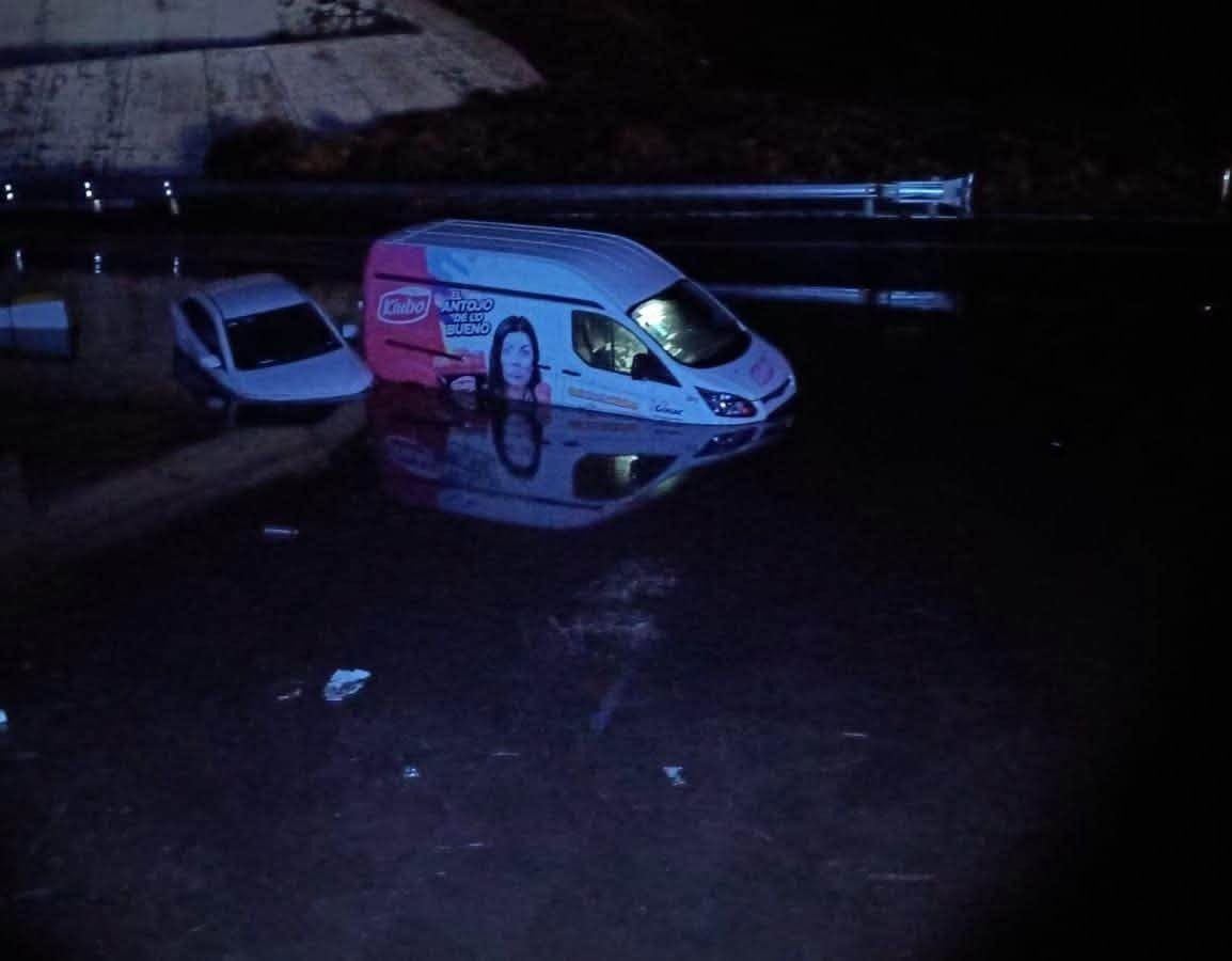 JCarlos_Valerio's tweet photo. #Entérate || Debido a la intensa lluvia, se inundó la supercarretera #Cuacnopalan - #Oaxaca. Los  vehículos se quedaron atascados a la altura de los kilómetros 0 y 1. Tome precauciones. https://t.co/yGYBUQlOHx