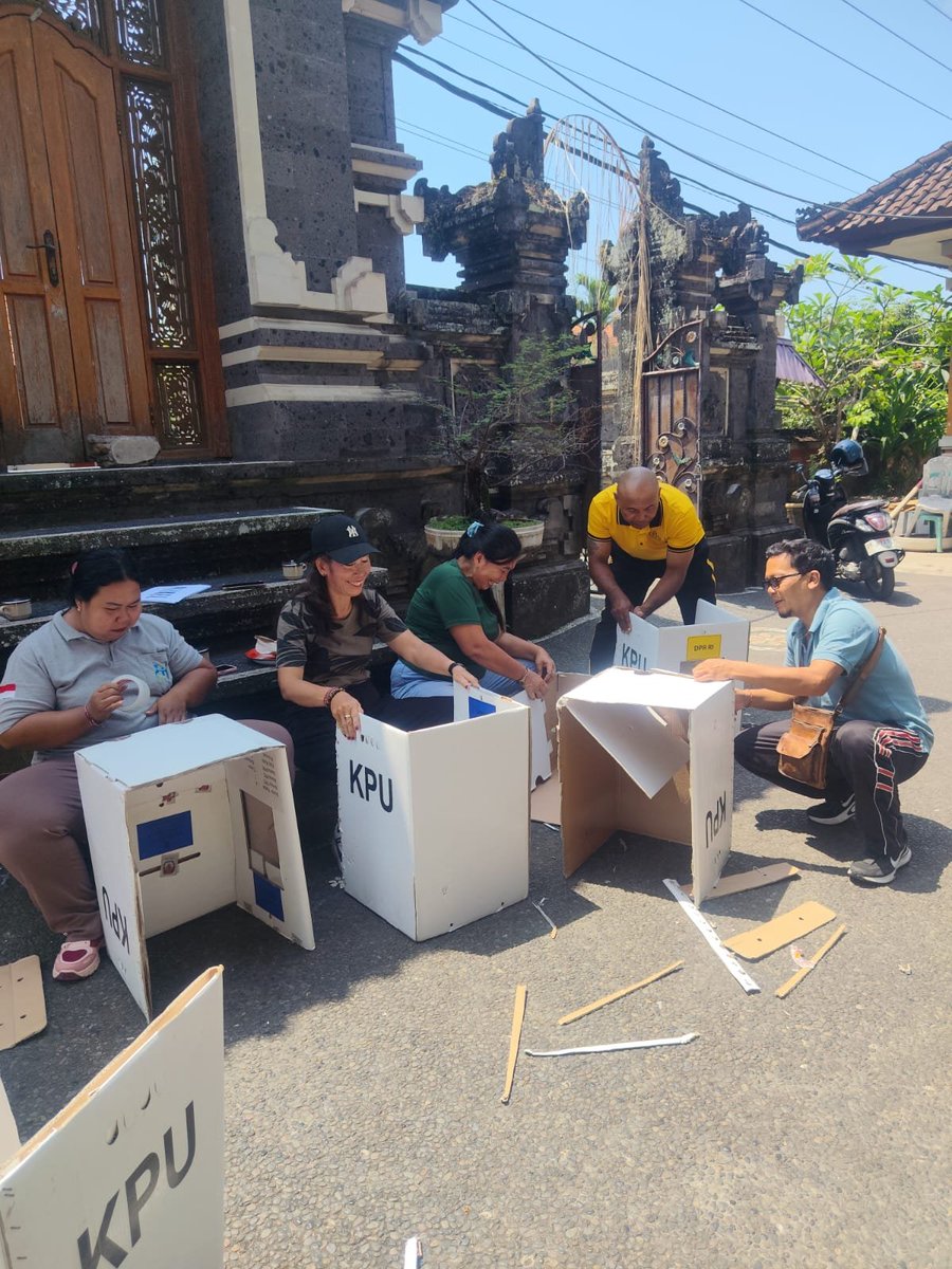 banjarangkan's tweet photo. Bhabin Kamtibmas desa Nyalian Polsek Banjarangkan Polres Klungkung Aiptu I Dewa Nyoman Sutapa bersinergi dengan Ketua KPPS dan Panitia Pemilihan Perbekel Desa Nyalian

#bali #humaspolsekklungkung #polresklungkung #polresklungkungpoldabali #humaspolresklungkungpoldabali https://t.co/iySjW4VWbH