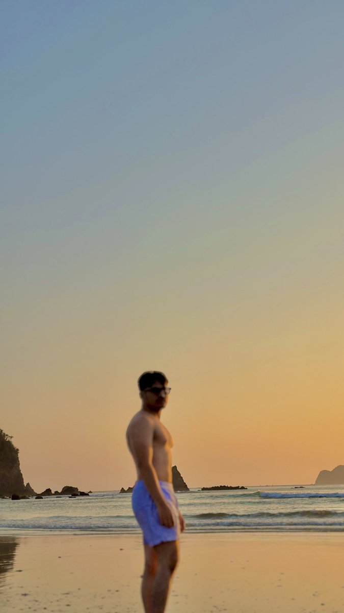 hellobjtch's tweet photo. hello🤟🏻 setelah bertahun tahun akun ini privat dan hari ini memberanikan diri untuk post foto liburan 4D banyuwangi &amp; 2D bali🌊 https://t.co/7agyHdIQ21