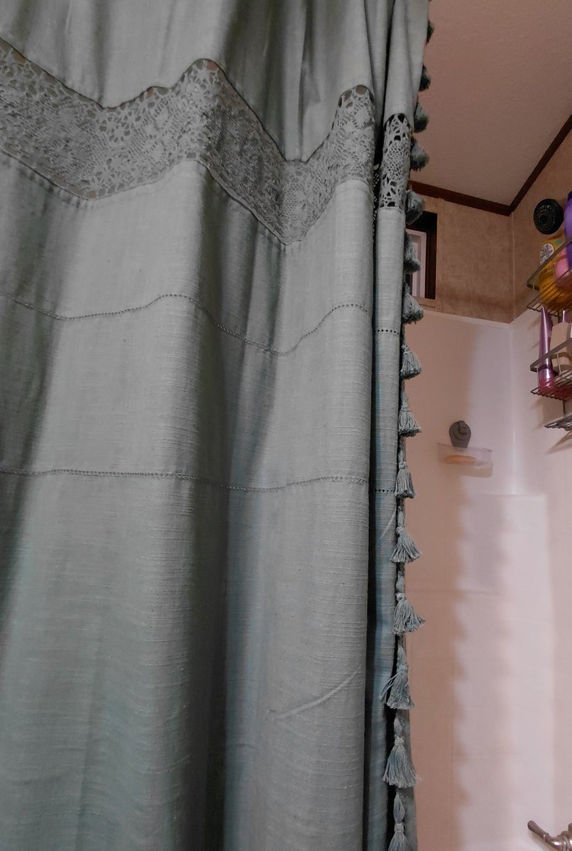 yappycamel's tweet photo. We have a window in the shower beside the toliet and i keep closing the curtain so drones dont spy on me when im poopin but my sister keeps opening it. https://t.co/yA1HOYX5Rf