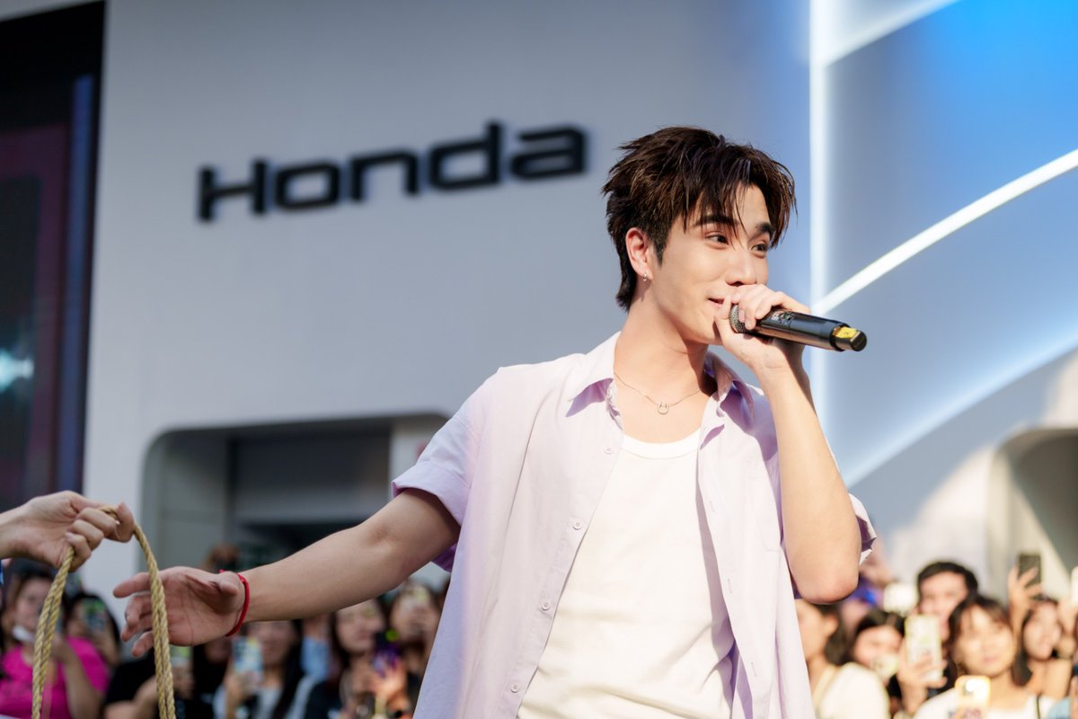 otpcnews's tweet photo. หล่อเต็มสปีด "เพิร์ธ ธนพนธ์" เสิร์ฟโมเมนต์ใกล้ชิดเดวิลจิ๋ว สร้างสีสันในงาน M.O.V.E. to MEET PERTH

#PerthTanapon 
#TheMOVEbyHondaxPERTH 
#TheMOVEbyHonda 
#HondaMotorcycleThailand
#ThaiHonda #ไทยฮอนด้า    

อ่านข่าวเพิ่มเติมได้ที่ https://t.co/bmWs0jz1xC https://t.co/JKOBvz7sGf