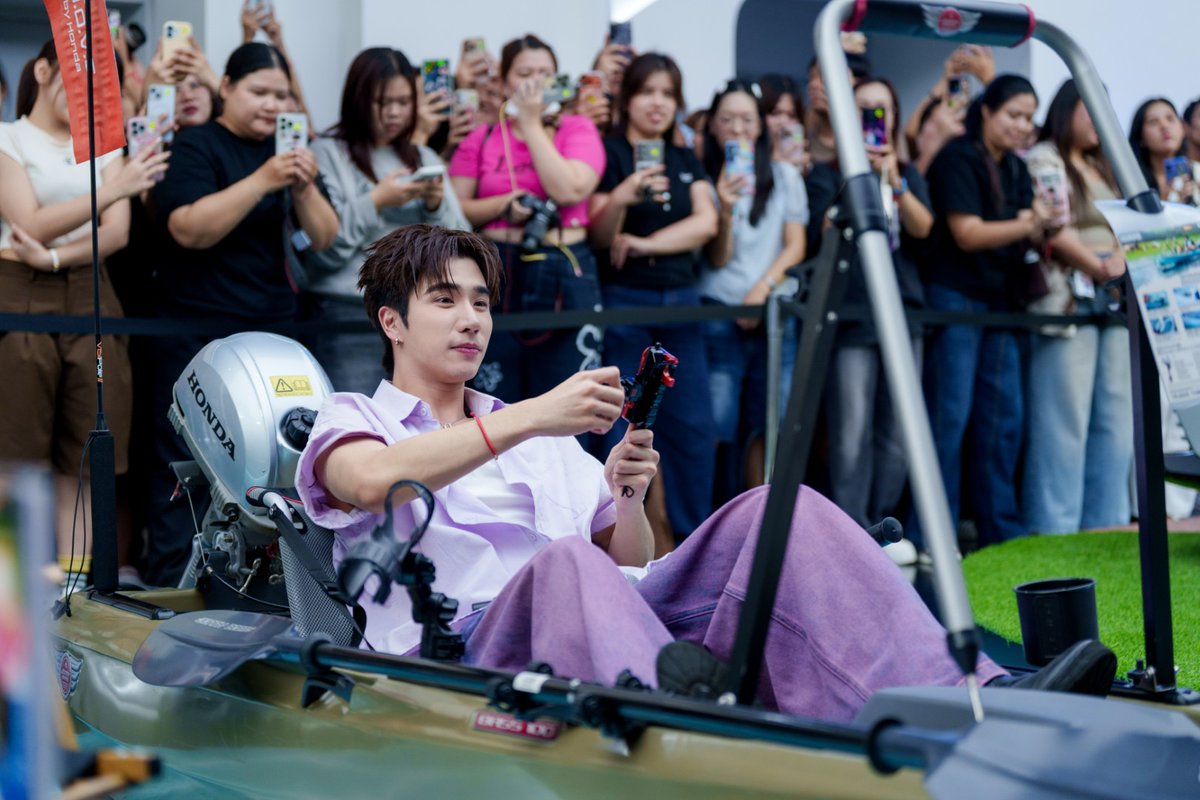 otpcnews's tweet photo. หล่อเต็มสปีด "เพิร์ธ ธนพนธ์" เสิร์ฟโมเมนต์ใกล้ชิดเดวิลจิ๋ว สร้างสีสันในงาน M.O.V.E. to MEET PERTH

#PerthTanapon 
#TheMOVEbyHondaxPERTH 
#TheMOVEbyHonda 
#HondaMotorcycleThailand
#ThaiHonda #ไทยฮอนด้า    

อ่านข่าวเพิ่มเติมได้ที่ https://t.co/bmWs0jz1xC https://t.co/JKOBvz7sGf