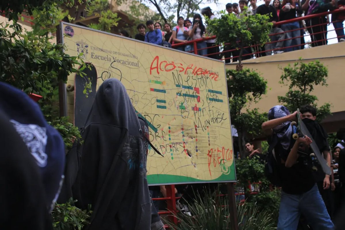 Somoselmedio's tweet photo. #Guadalajara Estudiantes de la Vocacional UdeG protestaron por acoso de profesores y acusan al director de encubrirlos.

Exigieron dialogar con quien pueda decidir; el director salió del plantel por el CUCEI.

Quinto plantel del SEMS movilizado en menos de un mes.

Por @Mariomarlo Fotografías: Mario Antonio Lopez Carbajal

👉 https://t.co/hVMWQXCsQm