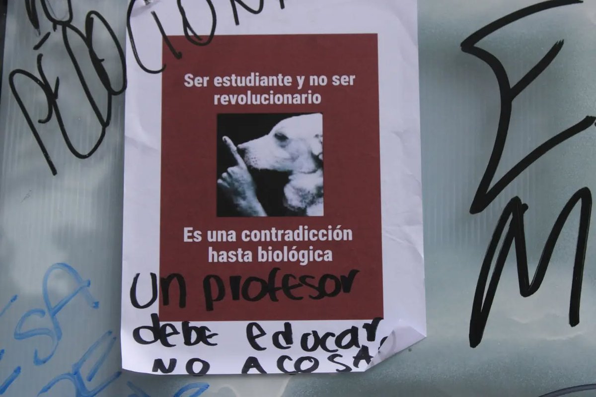 Somoselmedio's tweet photo. #Guadalajara Estudiantes de la Vocacional UdeG protestaron por acoso de profesores y acusan al director de encubrirlos.

Exigieron dialogar con quien pueda decidir; el director salió del plantel por el CUCEI.

Quinto plantel del SEMS movilizado en menos de un mes.

Por @Mariomarlo Fotografías: Mario Antonio Lopez Carbajal

👉 https://t.co/hVMWQXCsQm