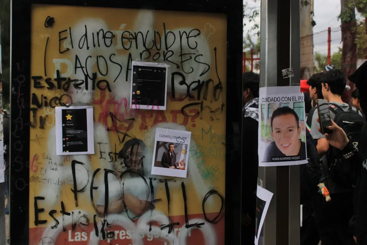 Somoselmedio's tweet photo. #Guadalajara Estudiantes de la Vocacional UdeG protestaron por acoso de profesores y acusan al director de encubrirlos.

Exigieron dialogar con quien pueda decidir; el director salió del plantel por el CUCEI.

Quinto plantel del SEMS movilizado en menos de un mes.

Por @Mariomarlo Fotografías: Mario Antonio Lopez Carbajal

👉 https://t.co/hVMWQXCsQm