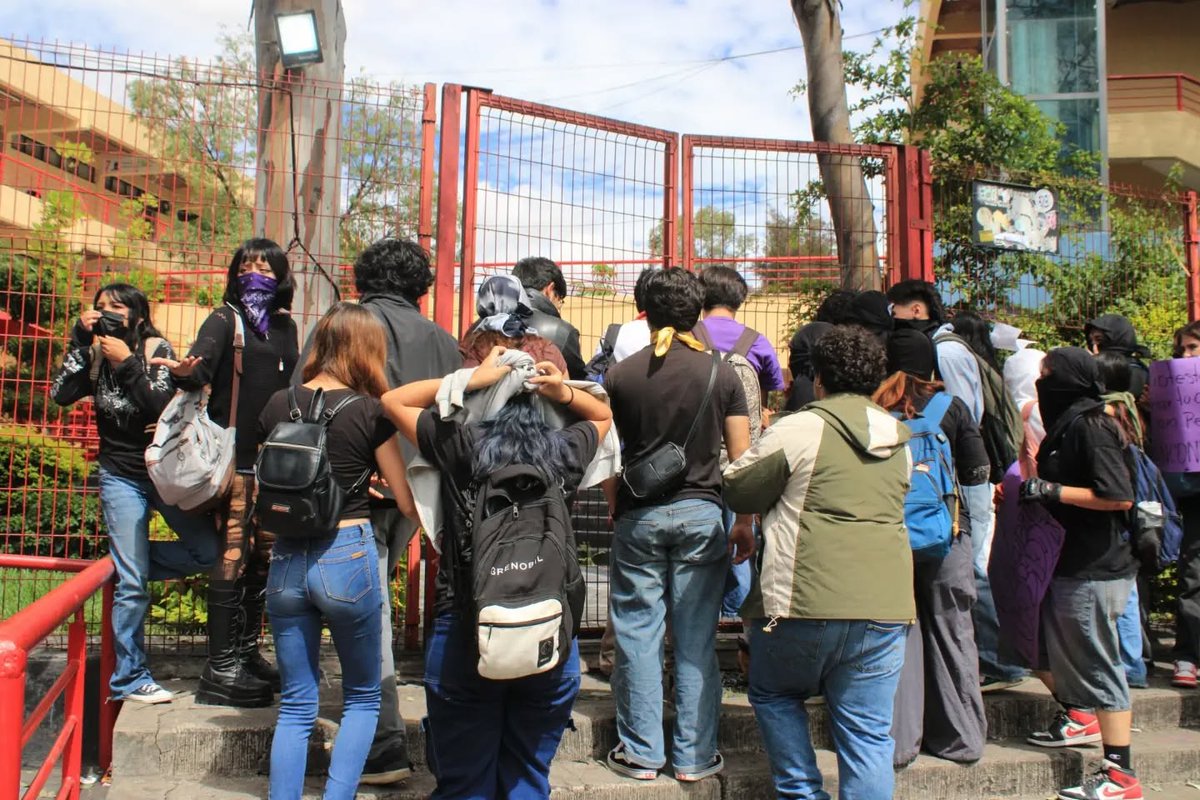 Somoselmedio's tweet photo. #Guadalajara Estudiantes de la Vocacional UdeG protestaron por acoso de profesores y acusan al director de encubrirlos.

Exigieron dialogar con quien pueda decidir; el director salió del plantel por el CUCEI.

Quinto plantel del SEMS movilizado en menos de un mes.

Por @Mariomarlo Fotografías: Mario Antonio Lopez Carbajal

👉 https://t.co/hVMWQXCsQm