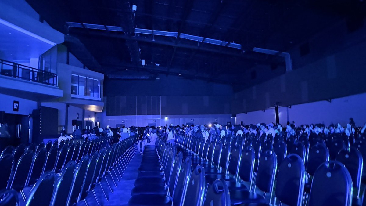 hellojufy's tweet photo. เกลียดที่ไฟดับแล้วทั้งฮอลเป็นสีน้ำเงินมาก ป้ายไฟน้องฟรังทำถึงเกิน 55555555555555555 https://t.co/OcNnSIXhGU