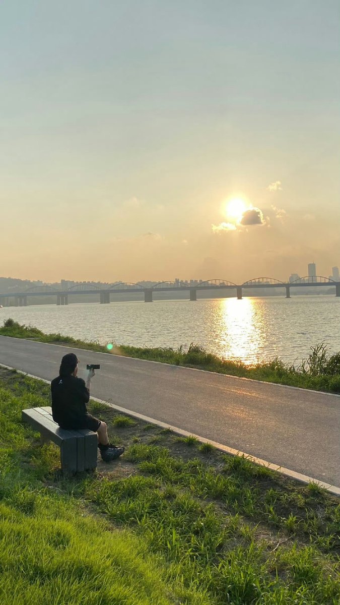 yeon6072's tweet photo. I paced by the cool wall, the hot sun blazing above. https://t.co/ZIVZyAi94e