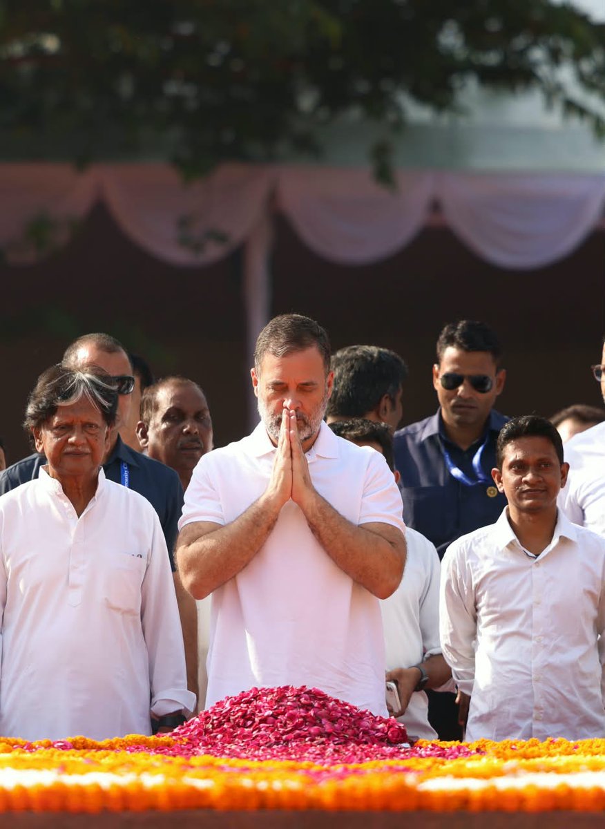 RahulGandhi's tweet photo. भारत के पूर्व प्रधानमंत्री श्री लाल बहादुर शास्त्री जी की जयंती पर उन्हें सादर नमन।

‘जय जवान, जय किसान’ का नारा देकर उन्होंने देशवासियों के अधिकारों और सम्मान की रक्षा का संकल्प लिया और देश को नई राह दिखाई।

शास्त्री जी की सादगी और देश के प्रति उनका समर्पण हमेशा हमारा मार्गदर्शन करते रहेंगे।