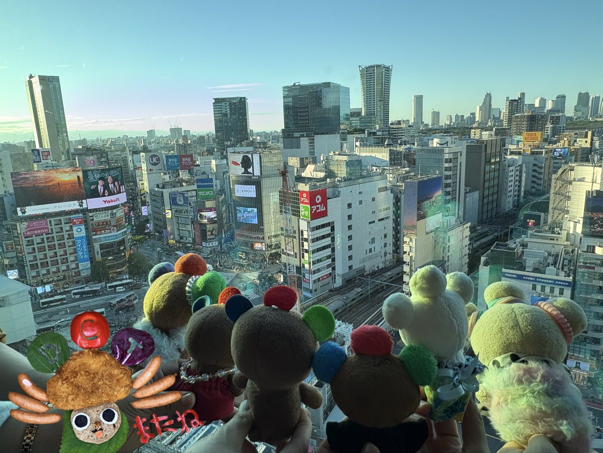 momomeinatsu's tweet photo. #マサマニアの集い の後は観光に行く予定にしてたけど #sumileTOKYO での〜んびりして時間なくなったので、行こうと話してた所は次回に行くことにして、#スクランブルスクエア と #宮下パーク へ寄り道しました。楽しかったね✨よいお年をね〜😊　#中村正人　#個室ランチベイビーズ　#ドリカム　#HARIO https://t.co/M1yVPlhHPQ