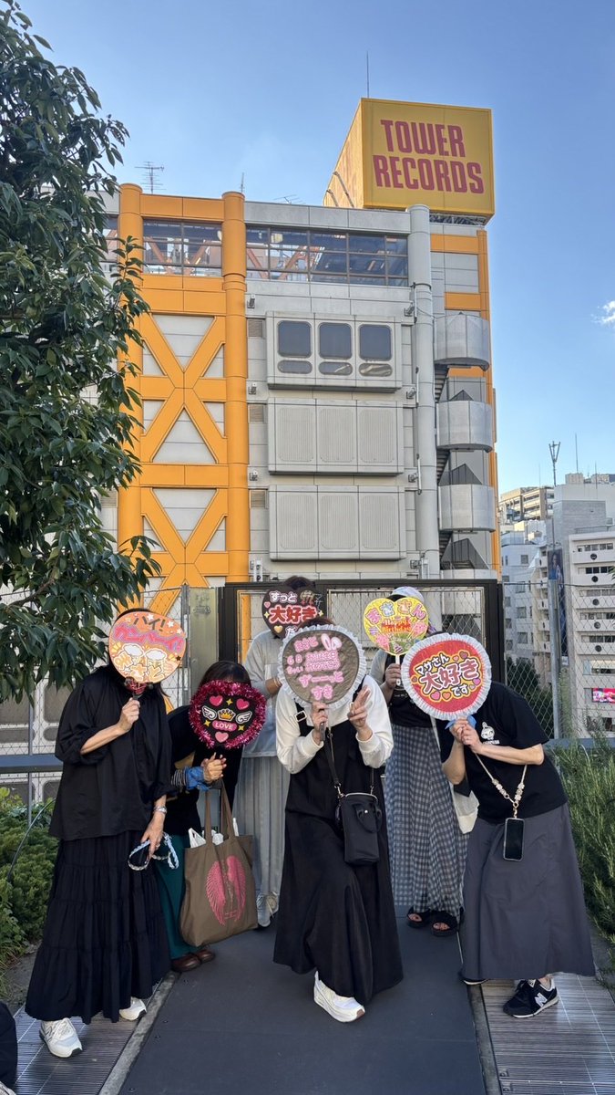 momomeinatsu's tweet photo. #マサマニアの集い の後は観光に行く予定にしてたけど #sumileTOKYO での〜んびりして時間なくなったので、行こうと話してた所は次回に行くことにして、#スクランブルスクエア と #宮下パーク へ寄り道しました。楽しかったね✨よいお年をね〜😊　#中村正人　#個室ランチベイビーズ　#ドリカム　#HARIO https://t.co/M1yVPlhHPQ