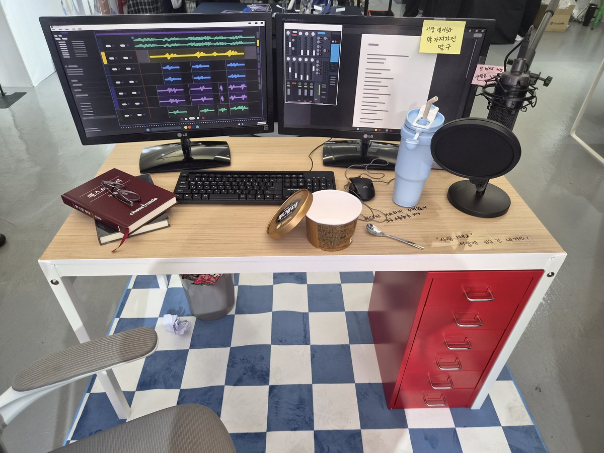 AKUSEONG's tweet photo. 우선 들어가자마자 보이는 악월님 책상...♡
소품들 너무 귀엽게 잘 배치되어있어요ㅠㅜ https://t.co/bNO9u7qGpa