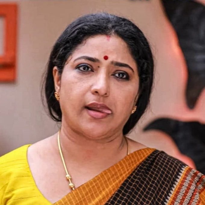 mommy_trollz_'s tweet photo. Me : Amma, andha rowdy unna sight adikiraan, ketadhuku unna pathi pacha pachaya asingama pesuraana ma

Mo : Dei, avan ivan nu solladha da… avarum unaku appa maari da raathiri veetuku varuvaaru apa unkita kovapada venaam nu solren ok va

Me : Aaahhhh ivanum unna ozhukuraana https://t.co/0b5Y5AjVUY