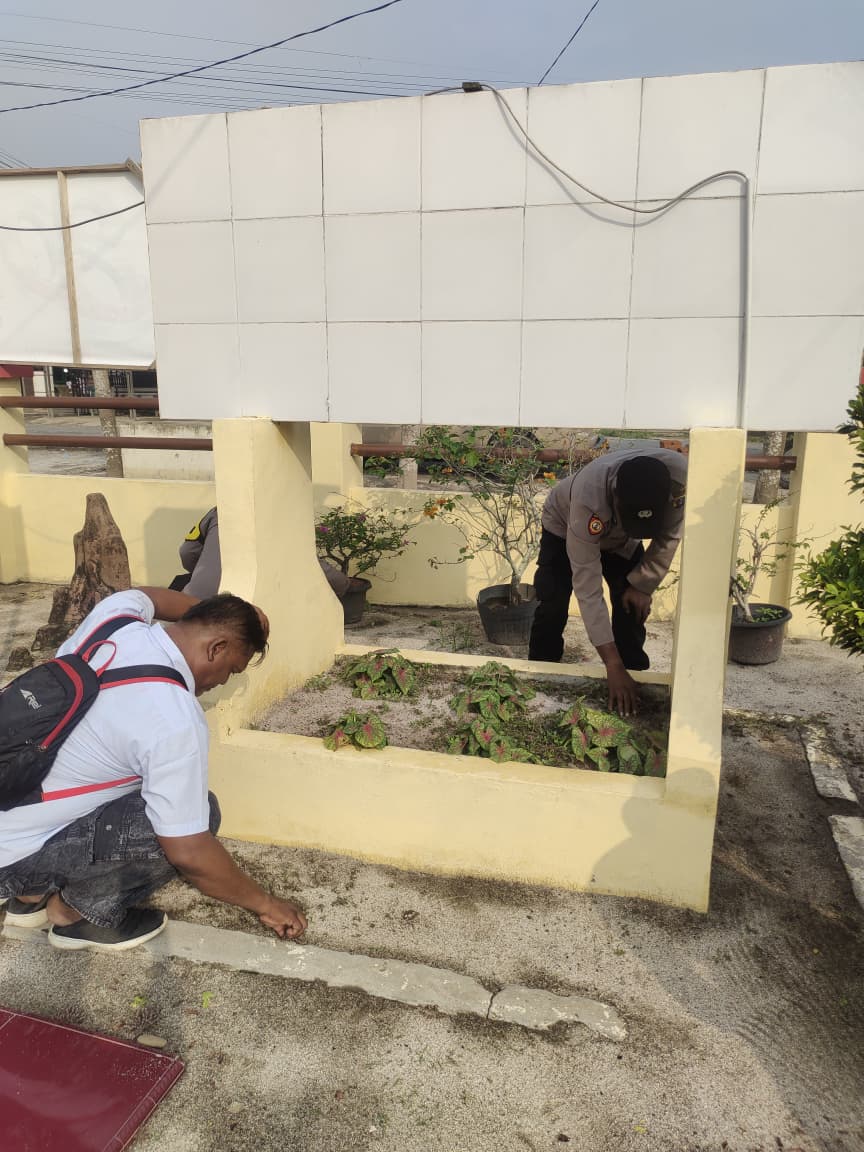 TanjungHumas's tweet photo. Personil Polsek Tanjung Beringin Melaksanakan Giat Korve Disekitaran Mako Polsek Tanjung Beringin. https://t.co/V0uc4VMpSd