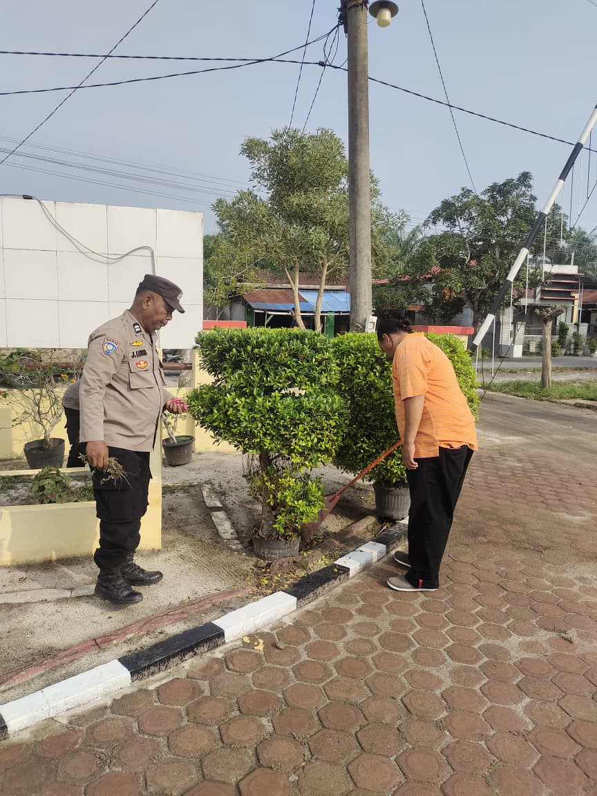 TanjungHumas's tweet photo. Personil Polsek Tanjung Beringin Melaksanakan Giat Korve Disekitaran Mako Polsek Tanjung Beringin. https://t.co/V0uc4VMpSd