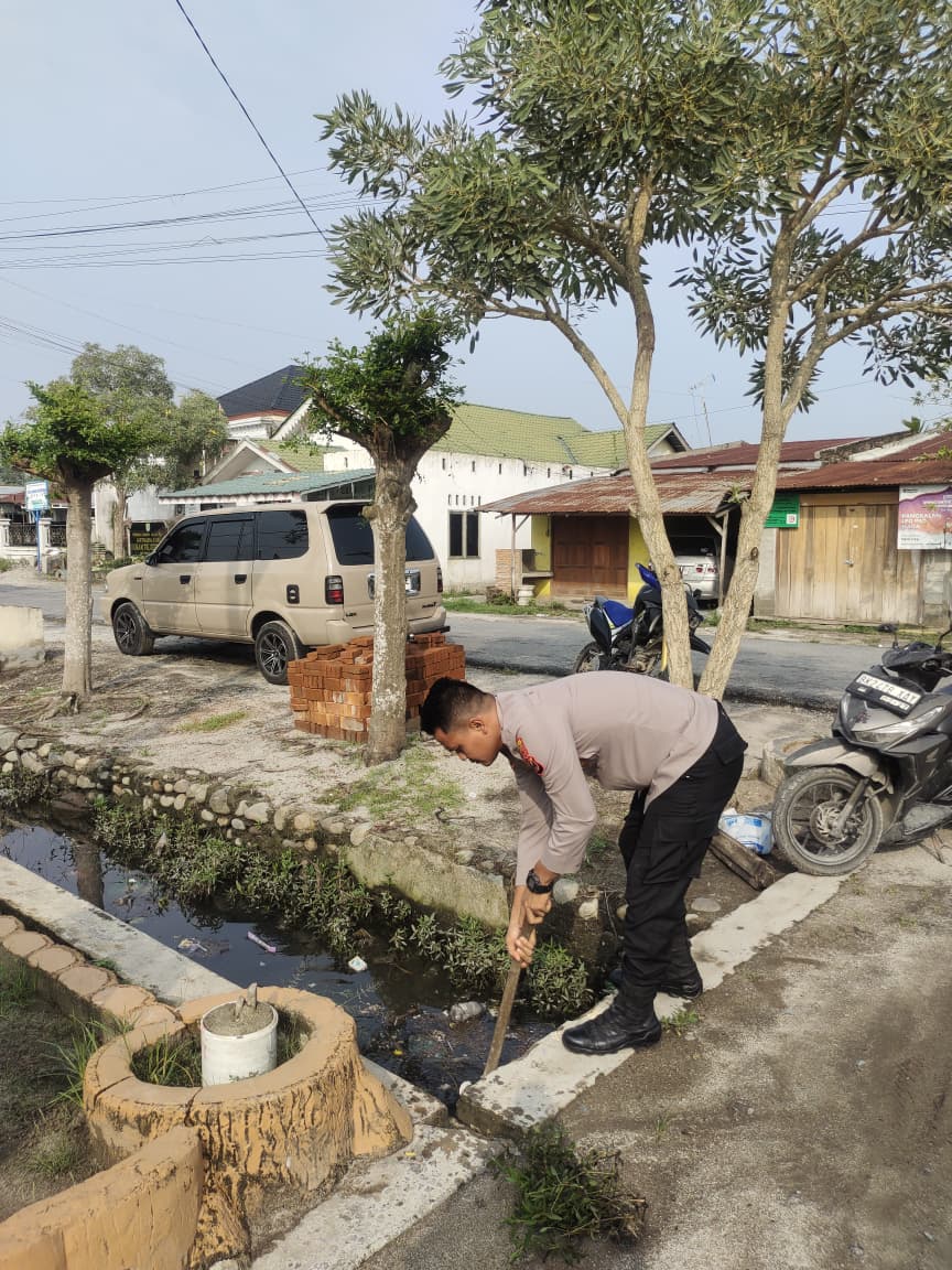 TanjungHumas's tweet photo. Personil Polsek Tanjung Beringin Melaksanakan Giat Korve Disekitaran Mako Polsek Tanjung Beringin. https://t.co/V0uc4VMpSd