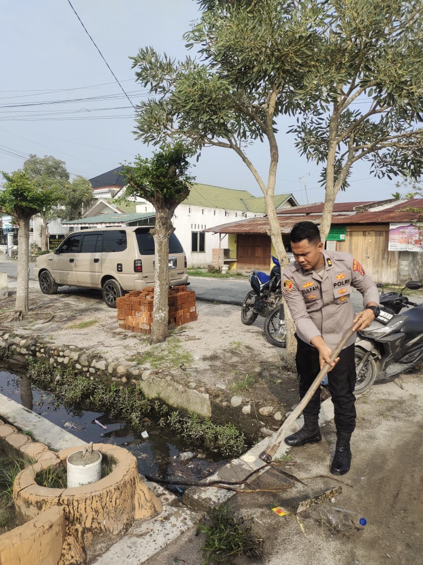 TanjungHumas's tweet photo. Personil Polsek Tanjung Beringin Melaksanakan Giat Korve Disekitaran Mako Polsek Tanjung Beringin. https://t.co/V0uc4VMpSd