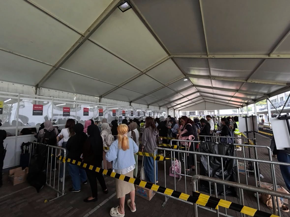 lowbudgetgoz's tweet photo. current situation : antrian tuker tiket the redline jakarta sekarang https://t.co/O8iYM8h64f
