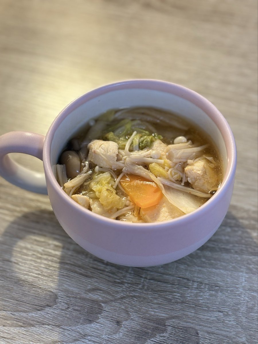 aaai_log's tweet photo. スープ大量作り置き🍲
（たんぱく質・野菜・腸活）

▫️白菜（低カロリー・かさ増し）
▫️えのき（腸活・食物繊維）
▫️しめじ（腸活・食物繊維）
▫️鶏むね（高たんぱく・低脂質）
▫️にんじん（βカロテン・抗酸化）

大量の具+プチッと鍋1個で薄味
キムチちょい足した https://t.co/ZvJgbG1GwG
