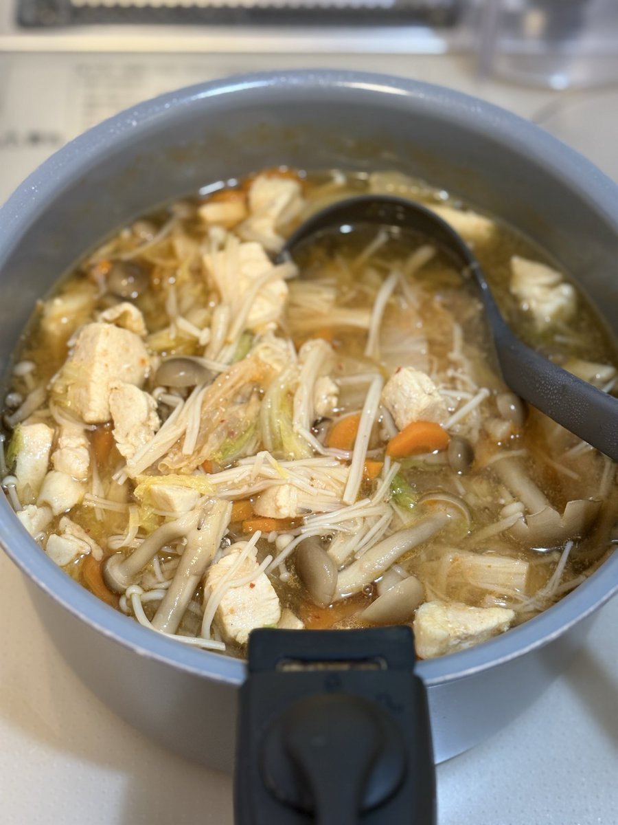 aaai_log's tweet photo. スープ大量作り置き🍲
（たんぱく質・野菜・腸活）

▫️白菜（低カロリー・かさ増し）
▫️えのき（腸活・食物繊維）
▫️しめじ（腸活・食物繊維）
▫️鶏むね（高たんぱく・低脂質）
▫️にんじん（βカロテン・抗酸化）

大量の具+プチッと鍋1個で薄味
キムチちょい足した https://t.co/ZvJgbG1GwG