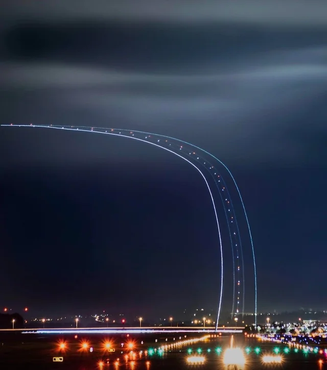 Rainmaker1973's tweet photo. This is what happens when you take long exposure photos of planes taking off. https://t.co/unng88EXJ3